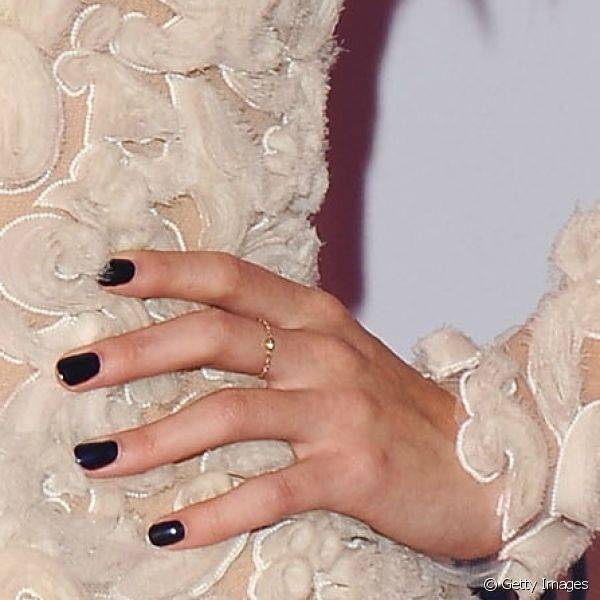 O esmalte preto é um clássico nas sofisticadas unhas de Selena, que exibiu a cor no 